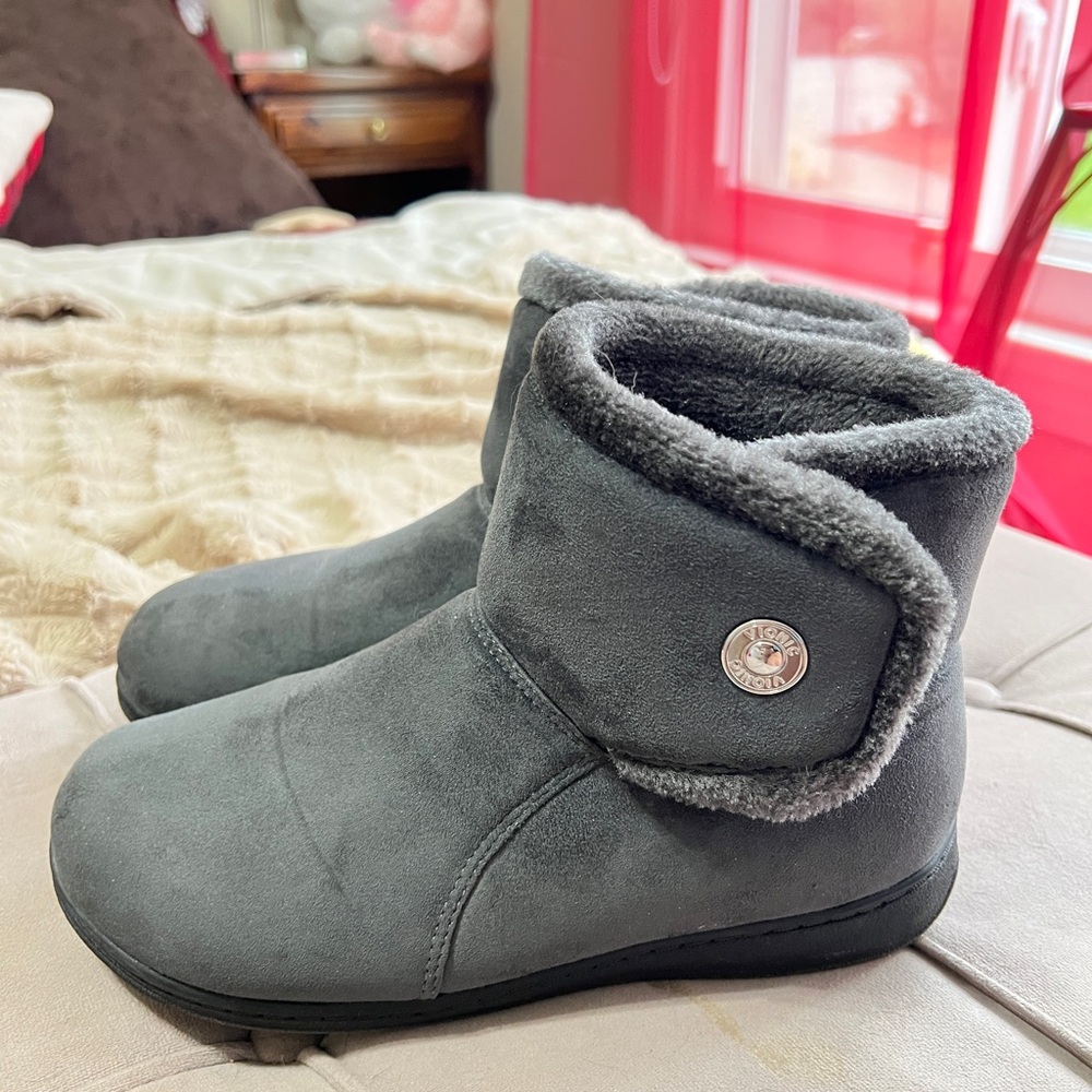 Vionic Gray Winter Boots with Faux Fur Lining